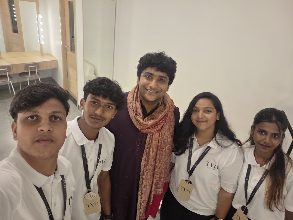 team I students backstage with the performing artist at Thaala Utsav