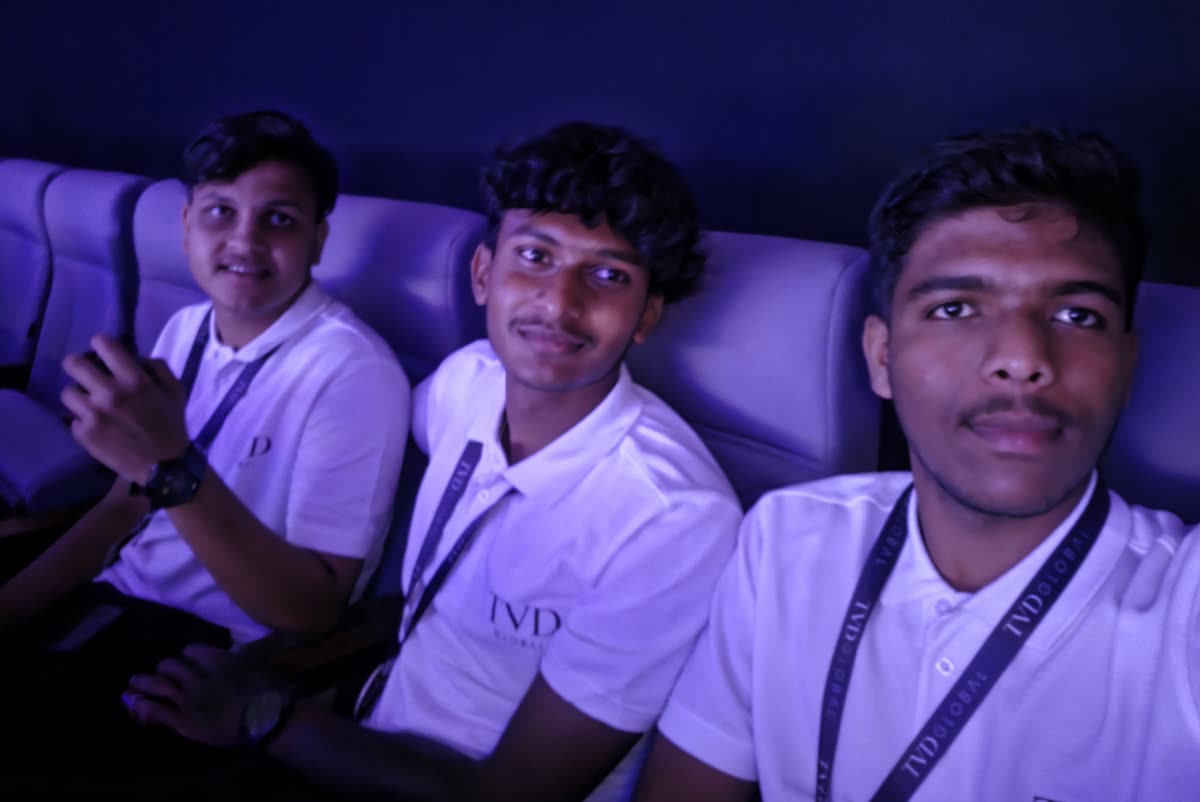 team I students on the show floor during Thaala Utsav